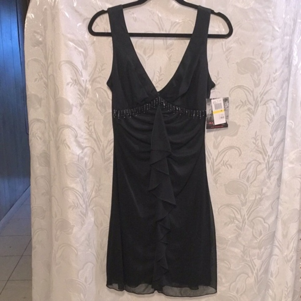 RAMPAGE BLACK SLEEVELESS  MIDI V NECK DRESS